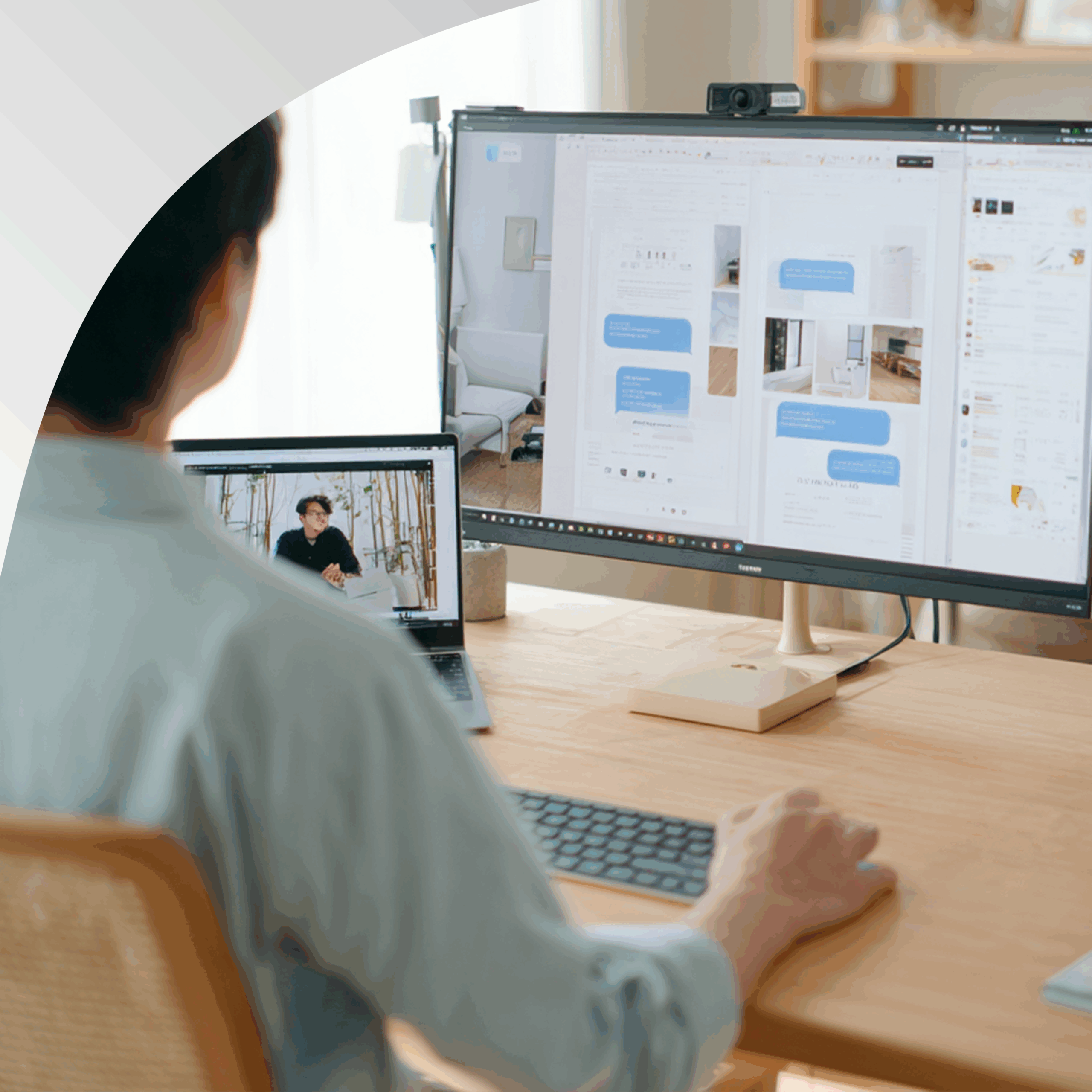 デザイン案と画面共有でデザインを決めているイメージ